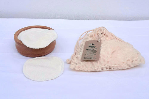 Reusable makeup removal pads with a wash bag. These super soft bamboo and cotton make up removable pads are ideal to use during your daily skincare routine and they are much more kind to your skin and the planet than the single use make up pads. You can wash them and continue to reuse them over and over again.